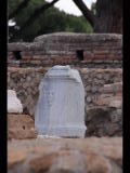 02166 ostia - regio ii - insula viii - quattro tempietti (ii,viii,2) - rechter tempel - altar der venus - westseite.jpg